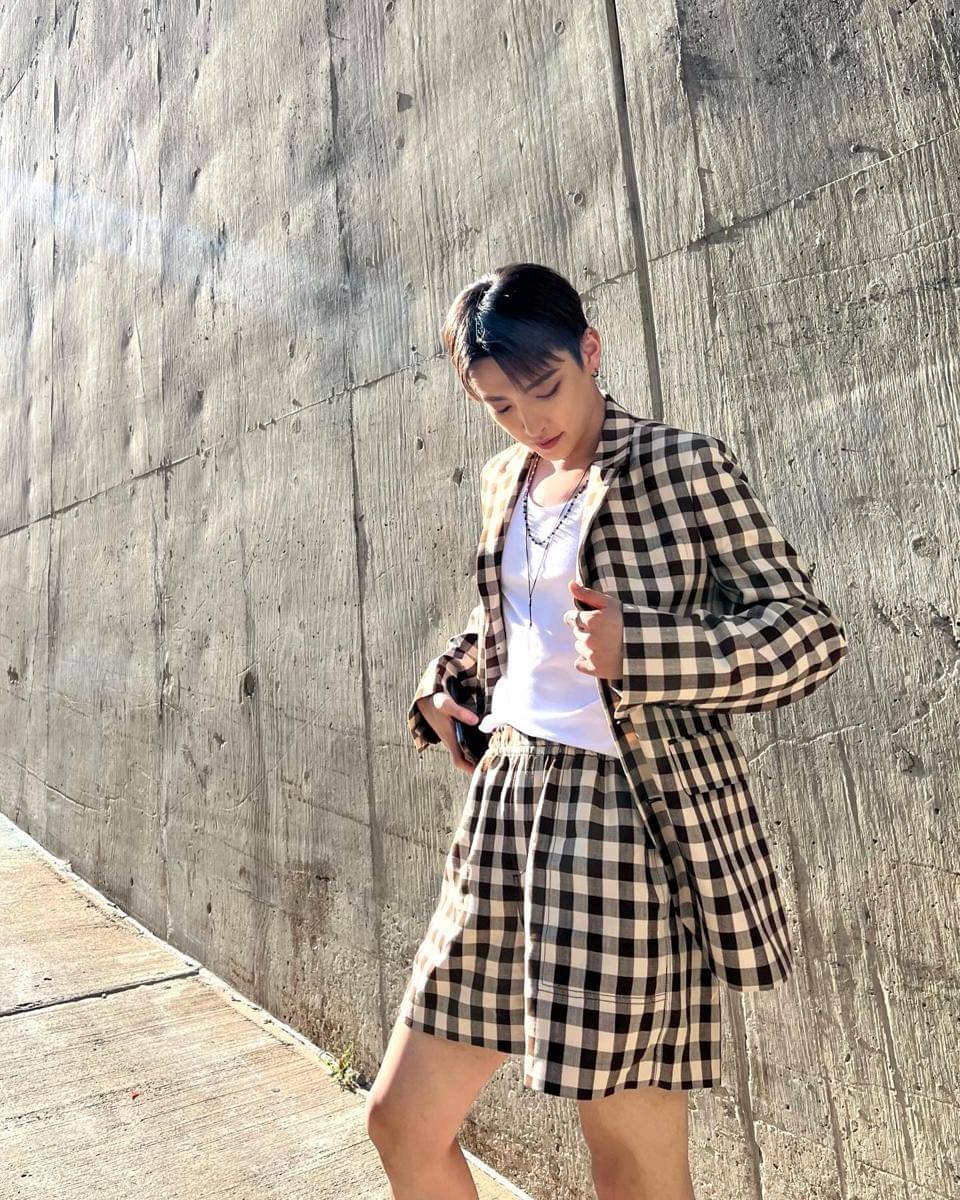 padu padan outfit bermotif ala Hongjoong ATEEZ