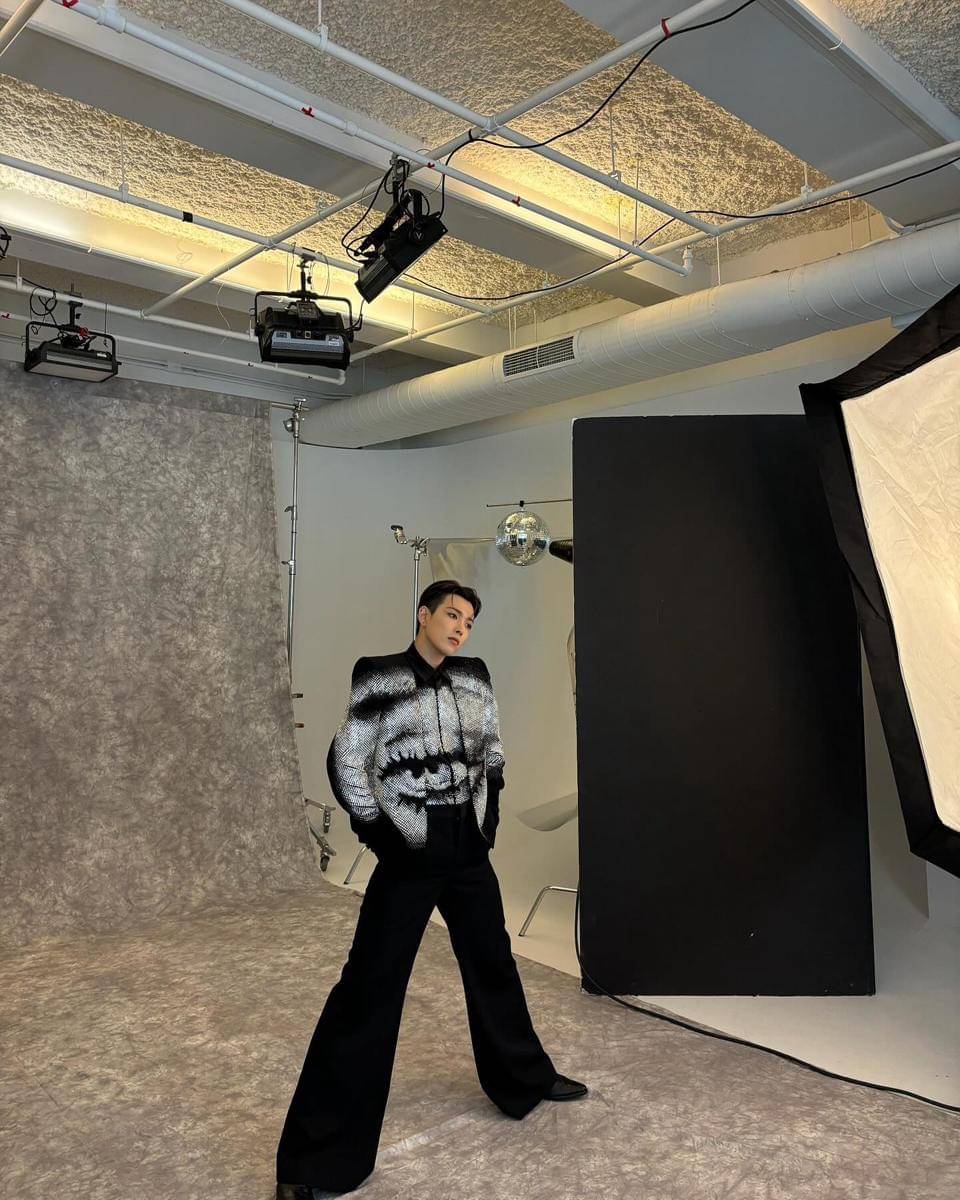 padu padan outfit bermotif ala Hongjoong ATEEZ