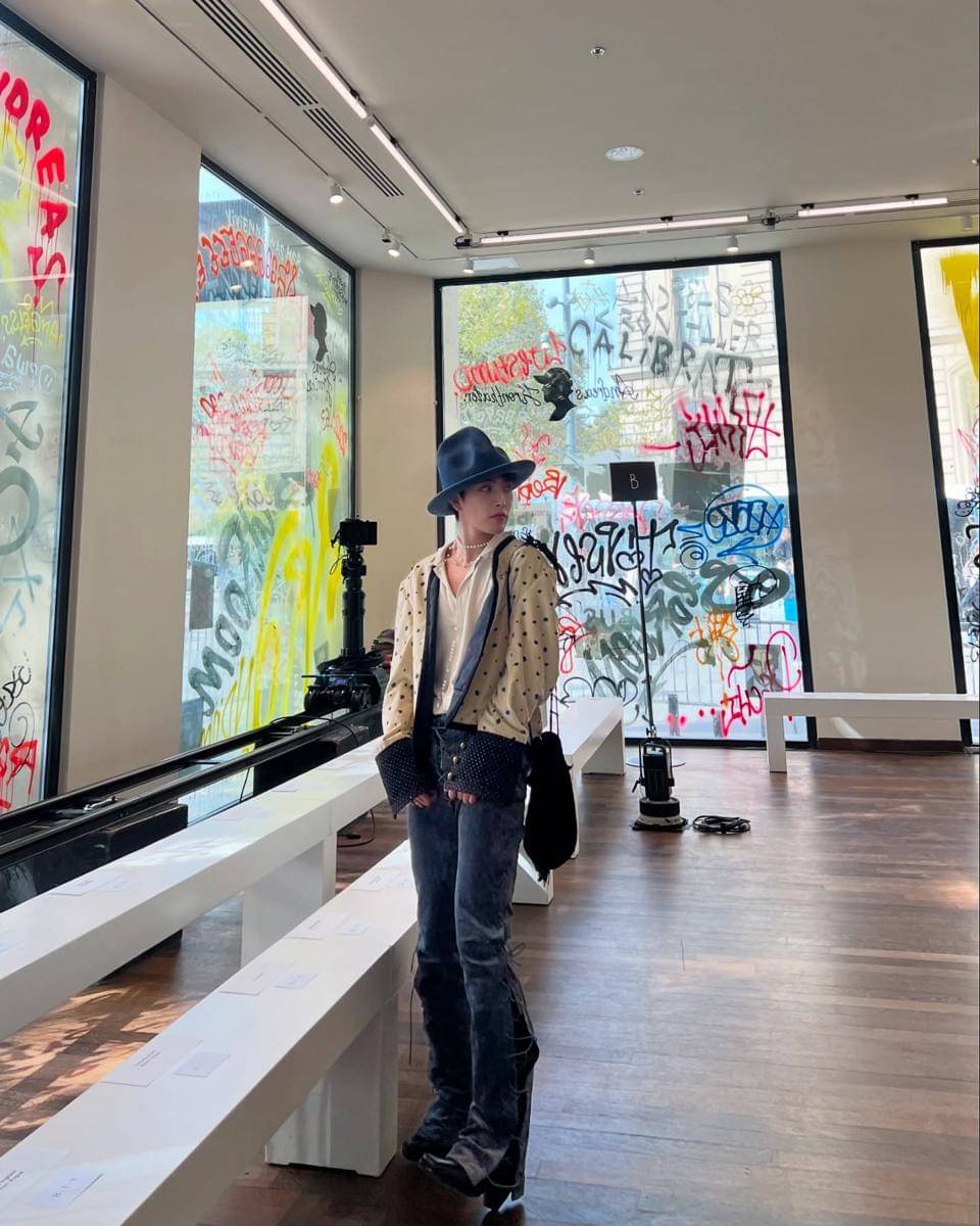 padu padan outfit bermotif ala Hongjoong ATEEZ