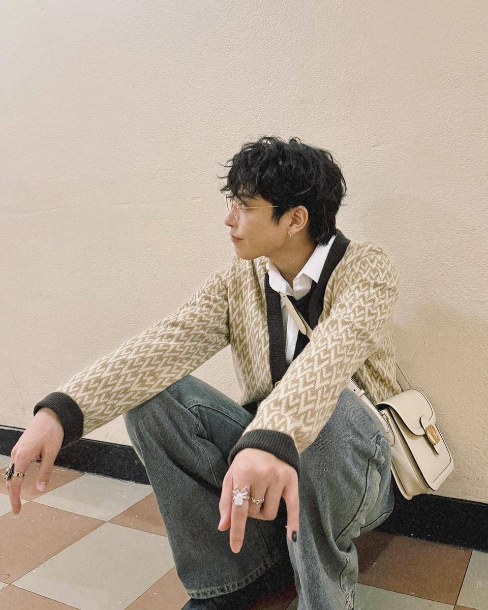 padu padan outfit bermotif ala Hongjoong ATEEZ