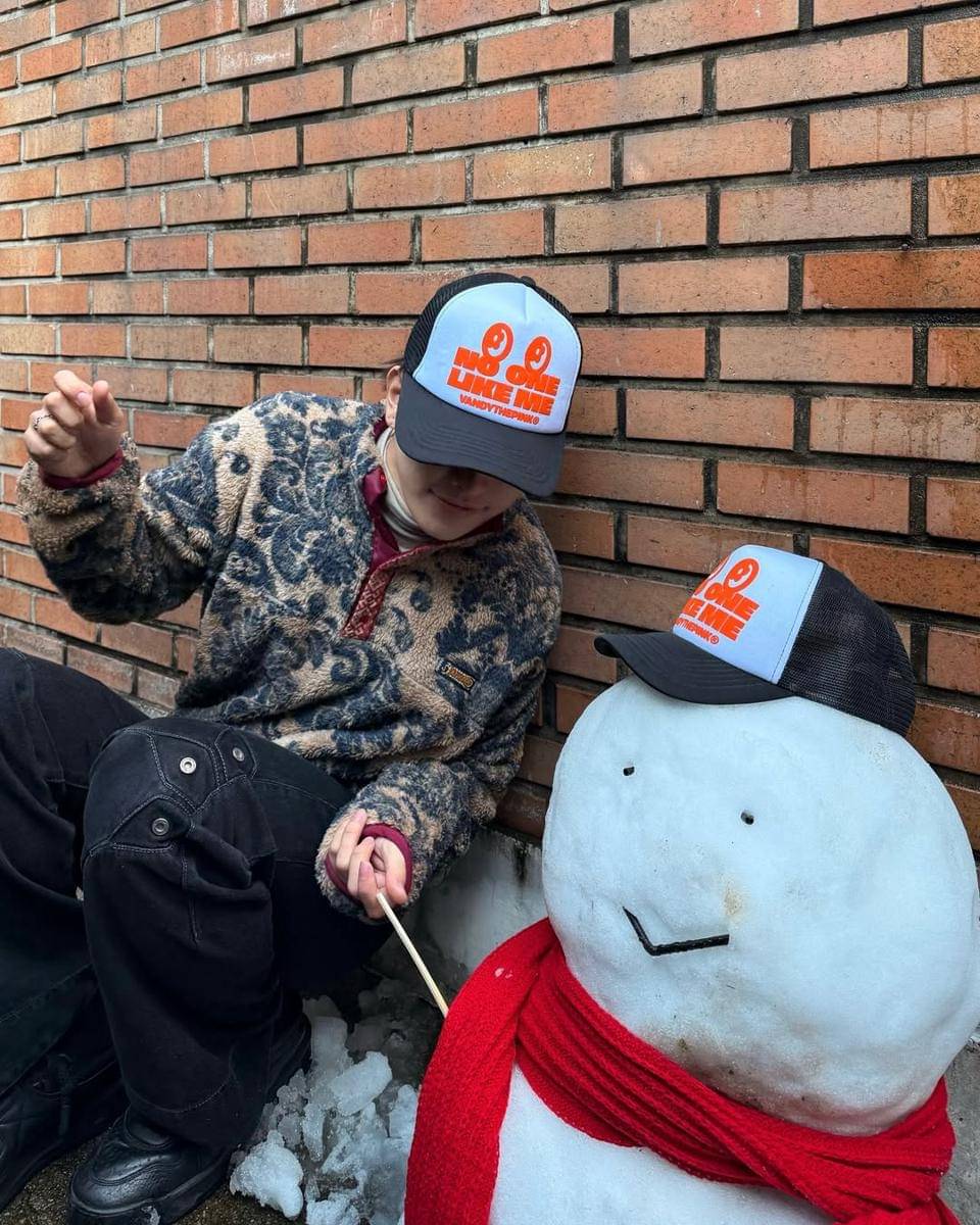 padu padan outfit bermotif ala Hongjoong ATEEZ