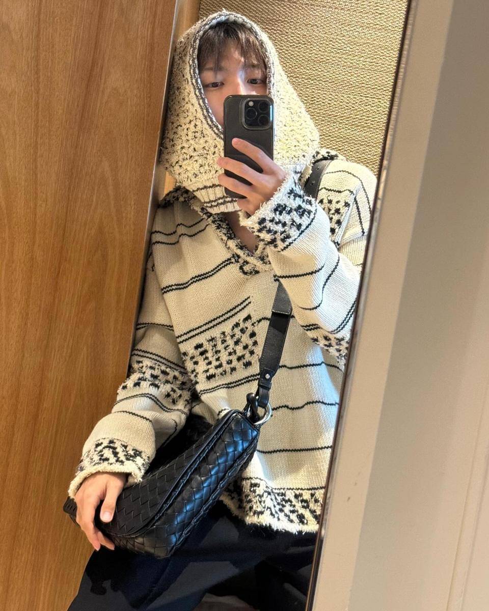 padu padan outfit bermotif ala Hongjoong ATEEZ