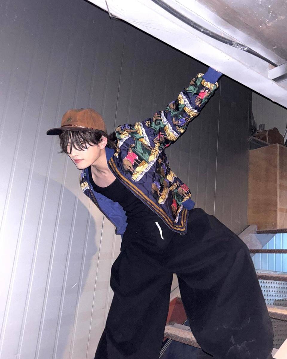 padu padan outfit bermotif ala Hongjoong ATEEZ