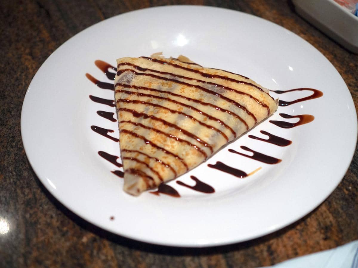 ilustrasi crepe cokelat hazelnut