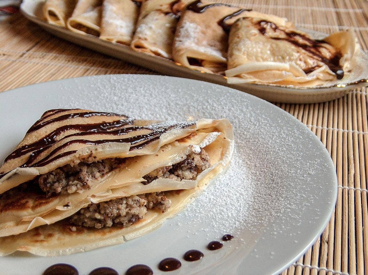 ilustrasi crepe cokelat hazelnut