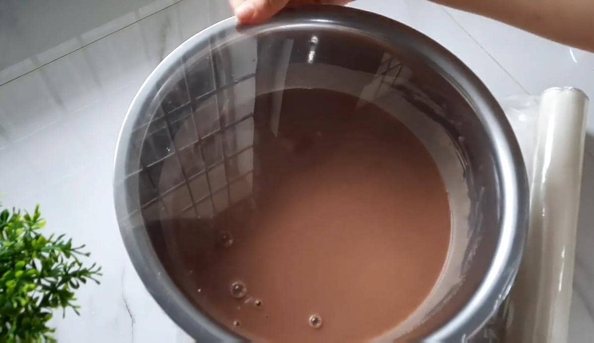 ilustrasi mengistirahatkan adonan martabak cokelat