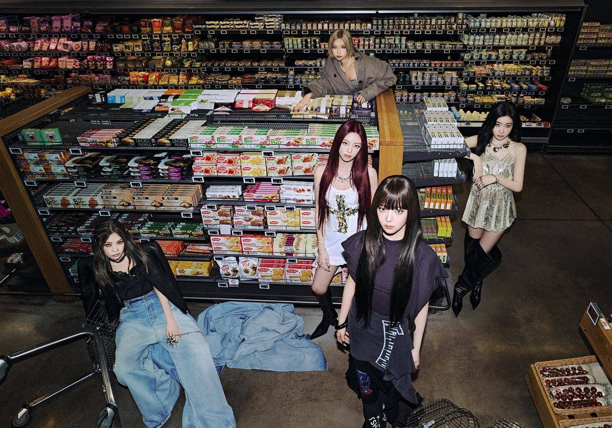 potret ITZY di mini album TUNNEL VISION