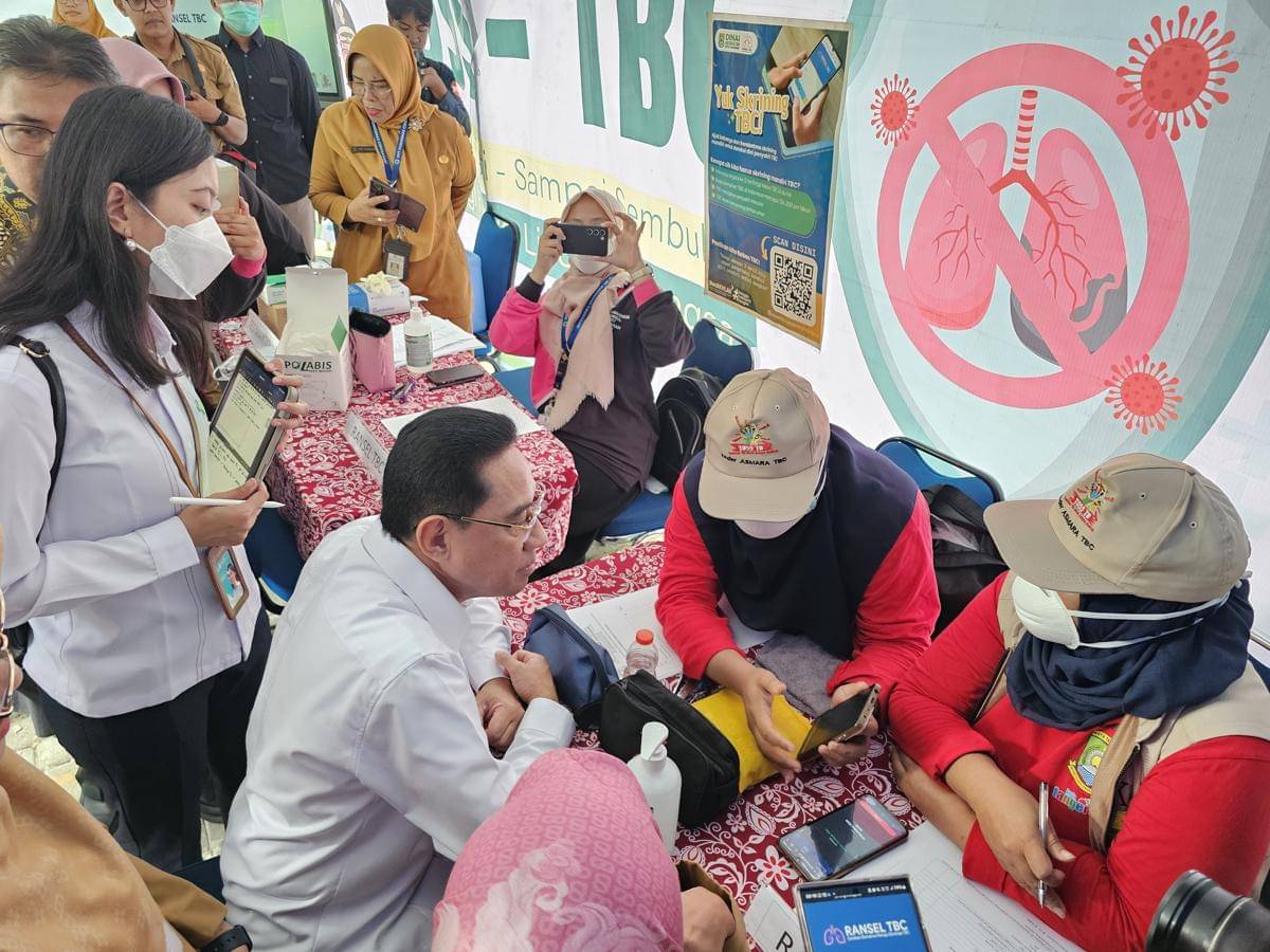 Wamenkes Benjamin Pulus Octavianus saat meninjau penanganan TBC di Puskesmas Cibodasari, Kota Tangerang