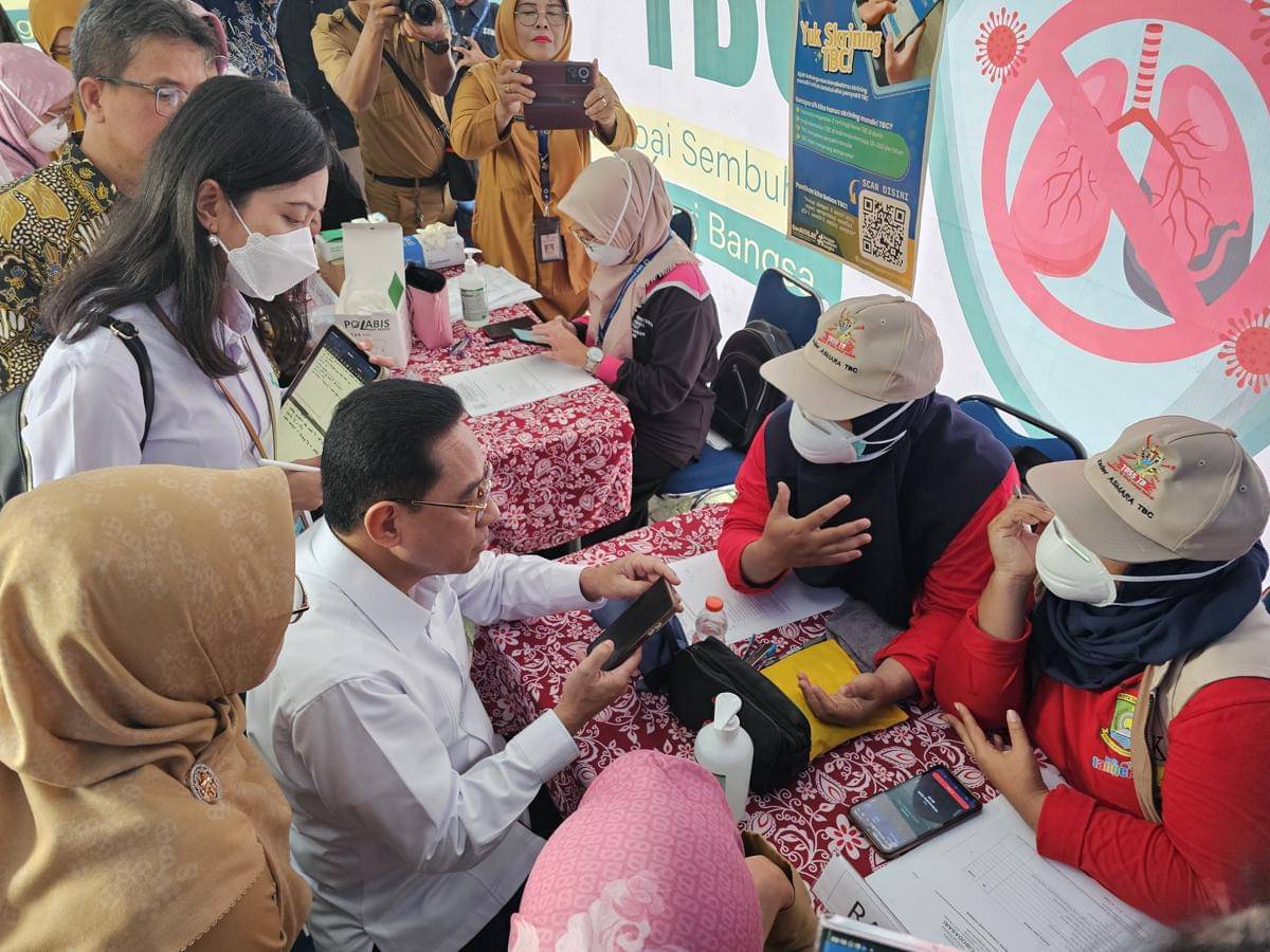 Wamenkes Benjamin Pulus Octavianus saat meninjau penanganan TBC di Puskesmas Cibodasari, Kota Tangerang