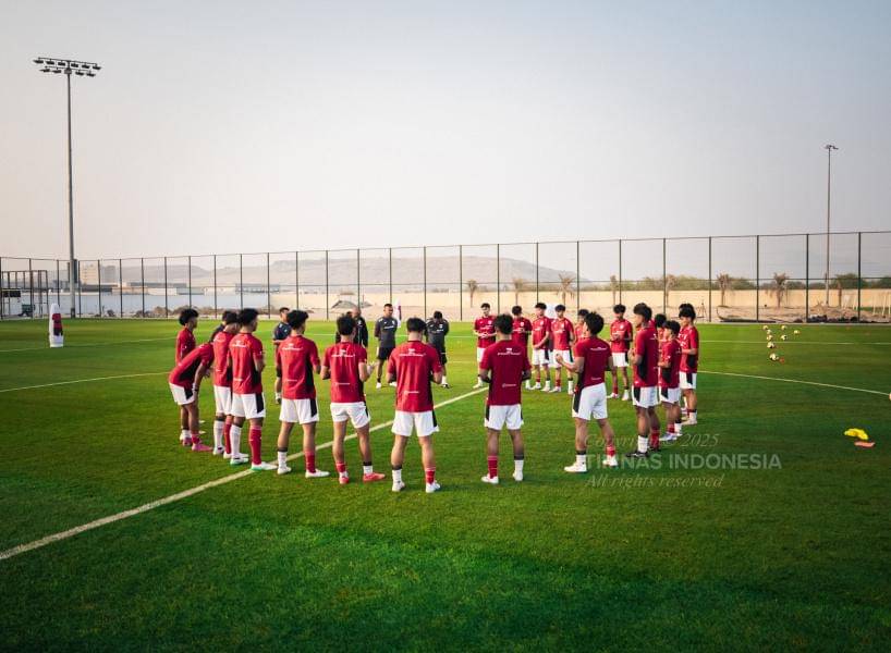 Foto skuad Timnas Indonesia sedang latihan di lapangan hijau.