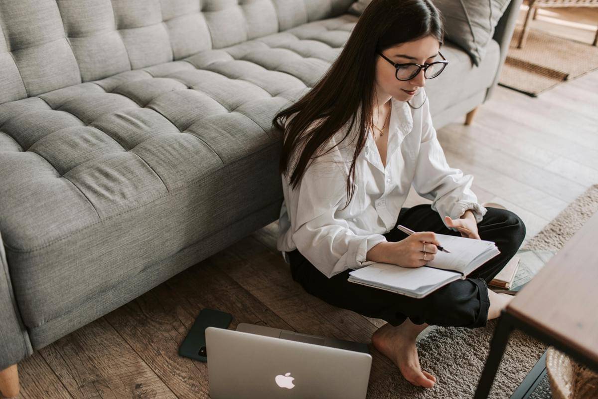 ilustrasi membuat review buku