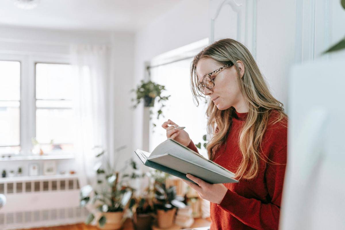 ilustrasi menulis review buku