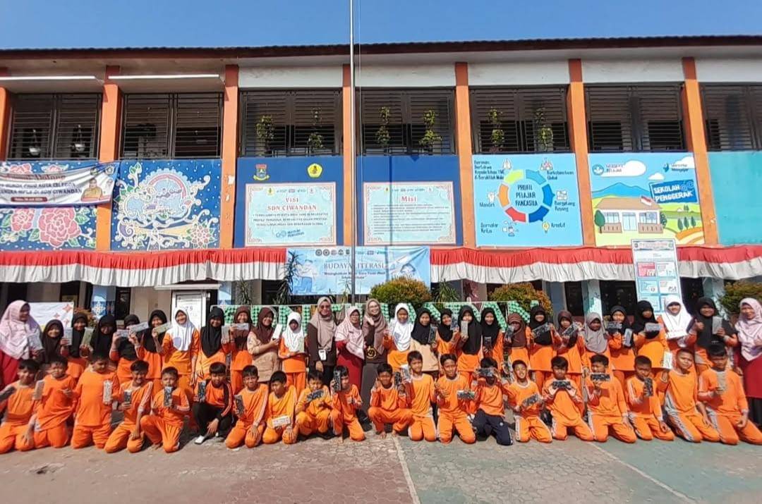 Kakak Aman menyapa anak-anak di SDN Ciwandan, Kota Cilegon