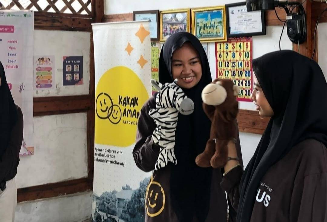 Relawan Kakak Aman edukasi anak-anak di TBM Suka Baca Kragilan lewat dongeng 