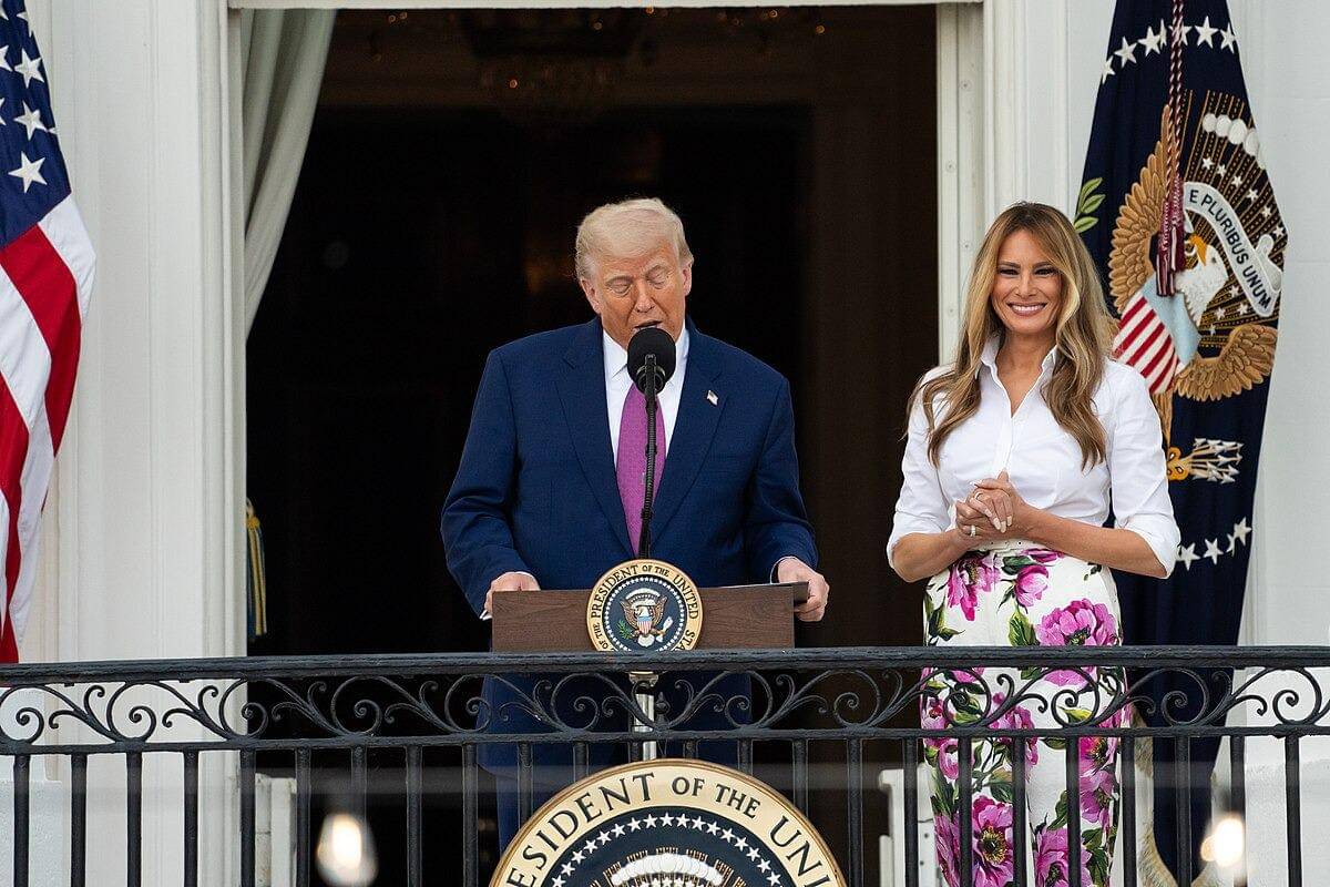 Presiden Donald Trump menyampaikan pidato dari Balkon Ruang Biru pada Piknik Kongres, Kamis, 12 Juni 2025, di Halaman Selatan Gedung Putih. (Foto Resmi Gedung Putih oleh Andrea Hanks)