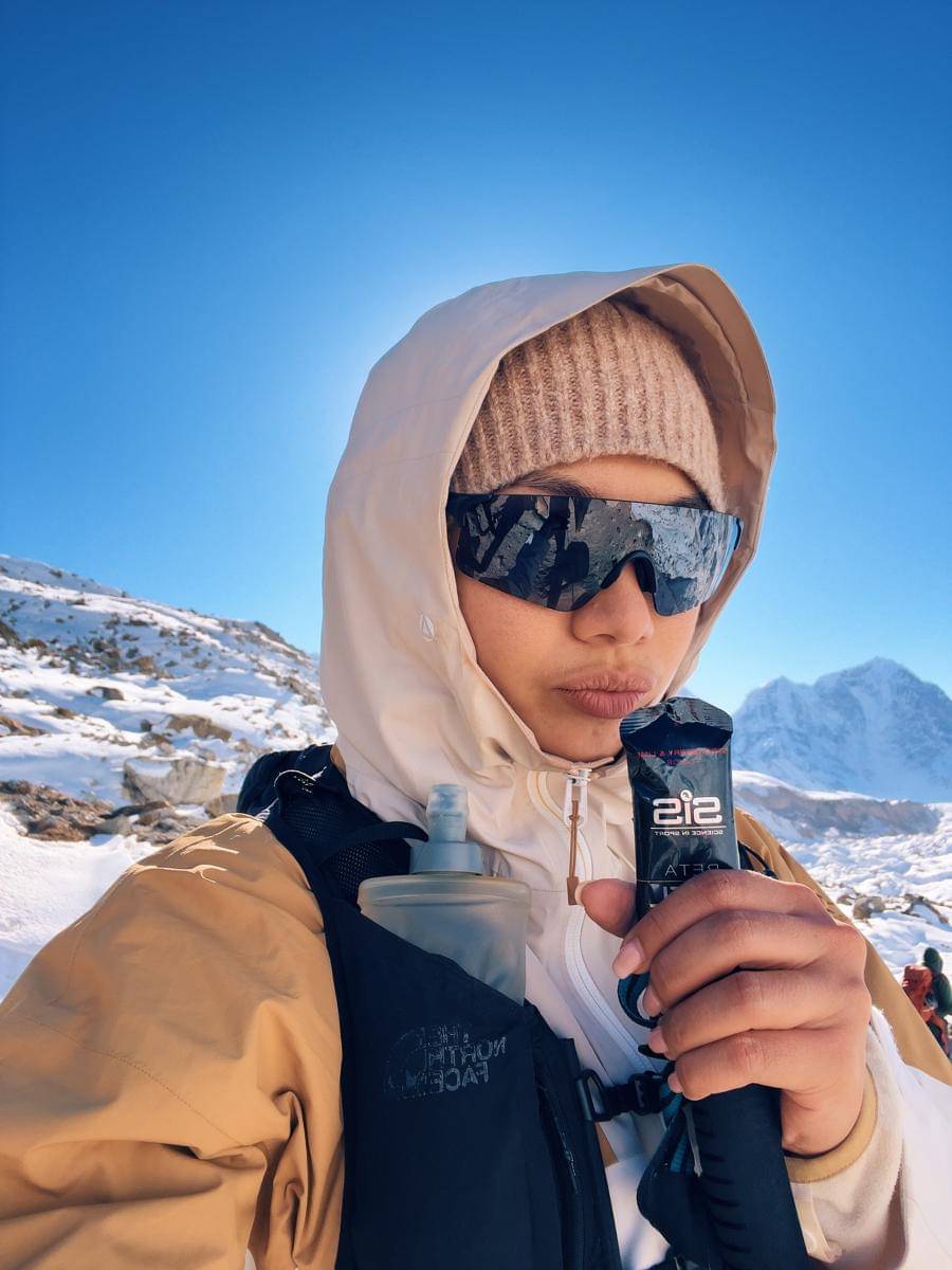 Angela Gilsha Mendaki Gunung Everest (instagram.com/angelagilsha)