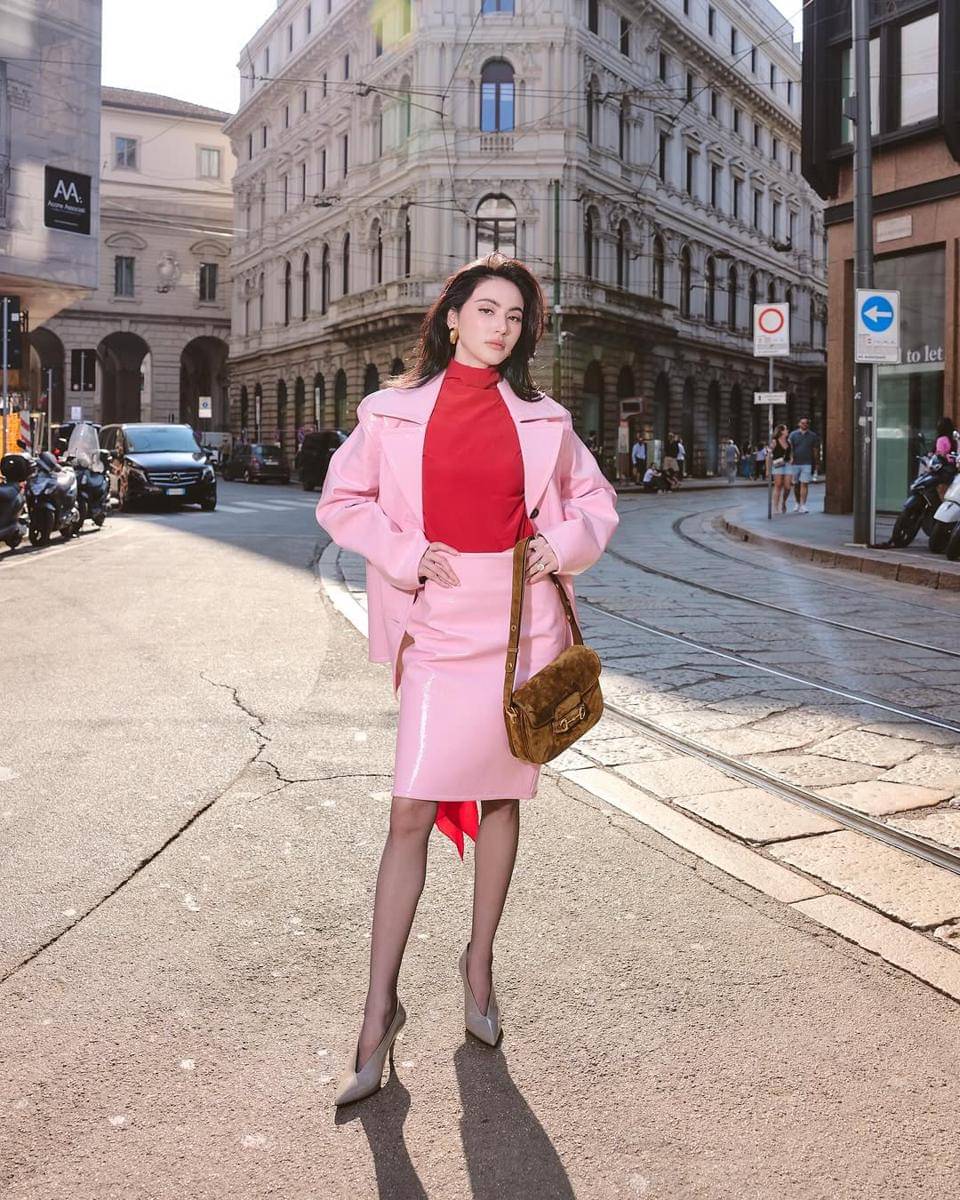 Outfit Pakai Tas ala Davika Hoorne