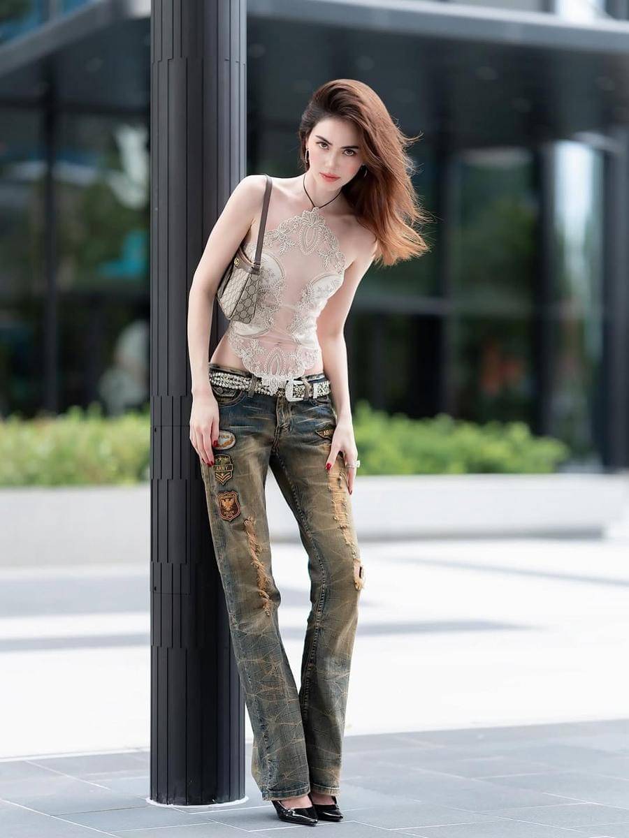 Style Pakai Tas ala Davika Hoorne