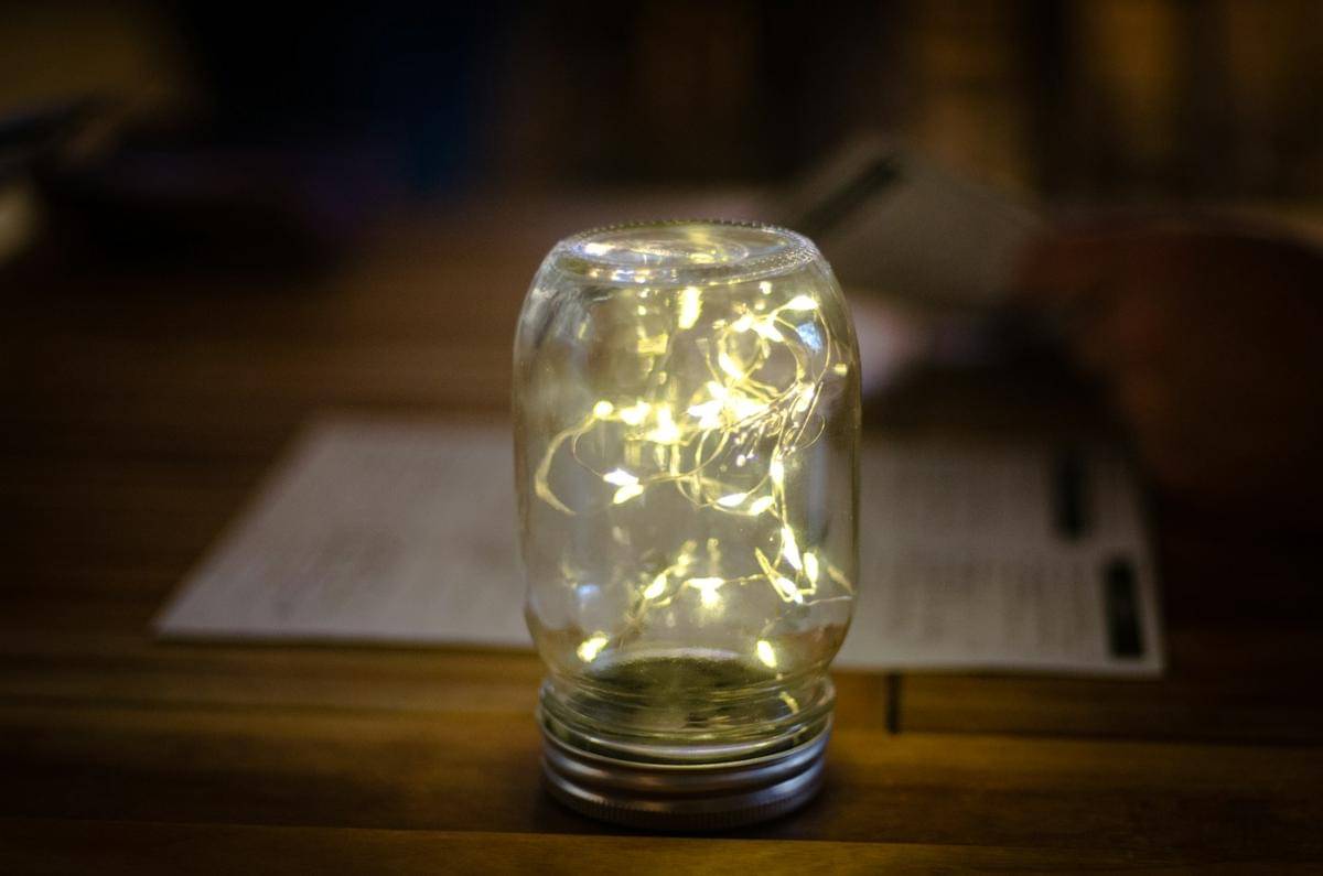 ilustrasi lampu hias dari kaleng bekas