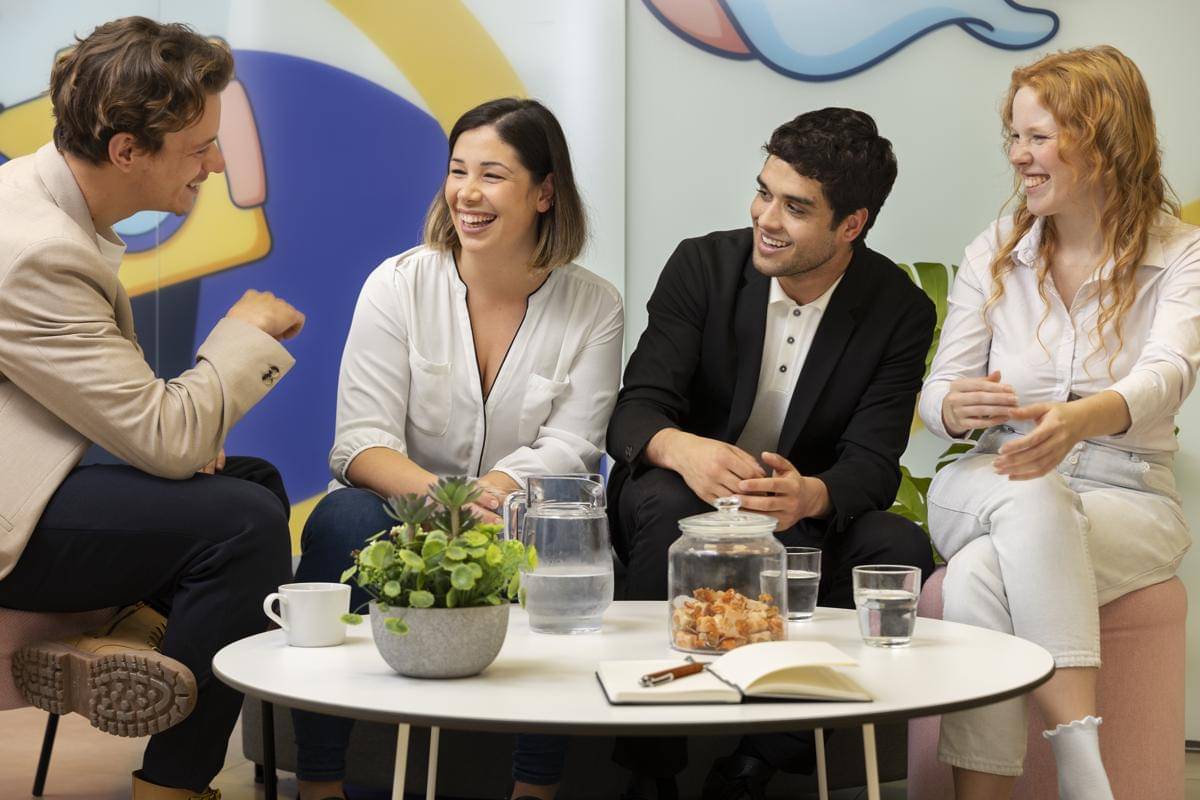 ilustrasi bersosialisasi dengan rekan kerja