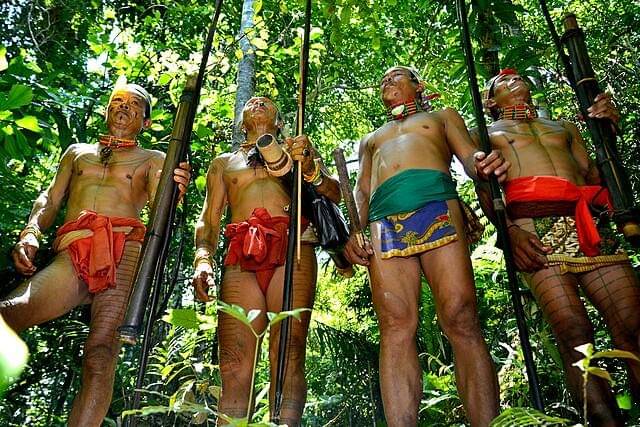 Ilustrasi masyarakat adat menerapkan prinsip resiprositas dengan menjaga dan mengelola hutan