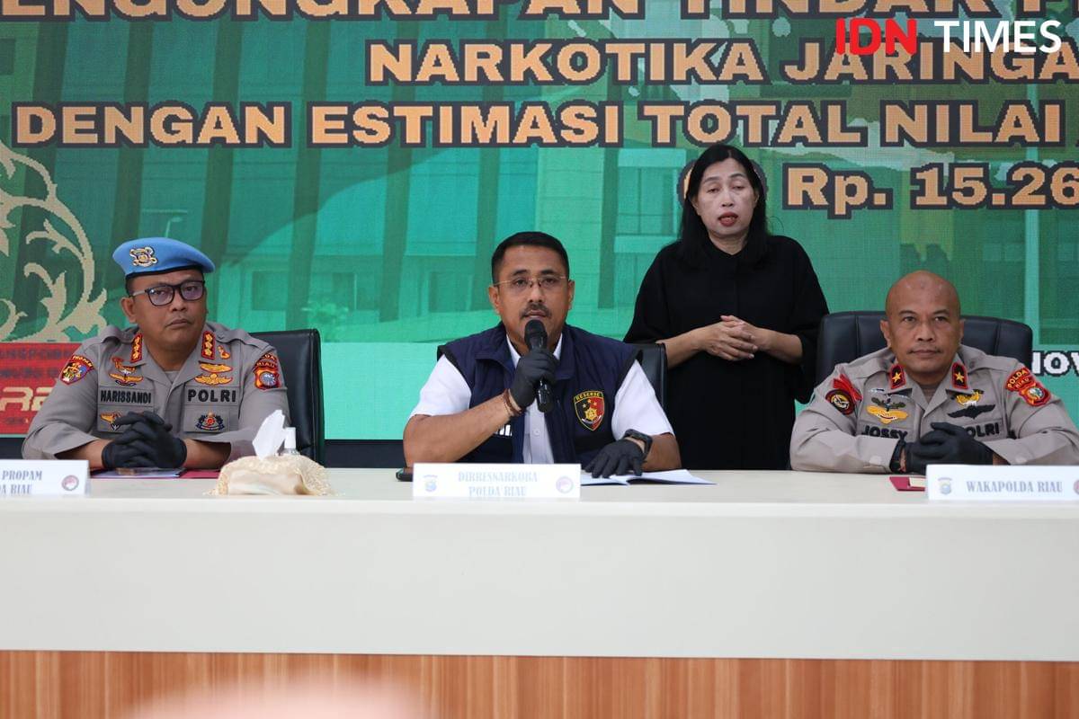 Direktur Reserse Narkoba Polda Riau Kombes Pol Putu Yudha Prawira (tengah)