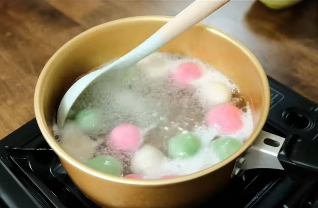 ilustrasi merebus bola ronde