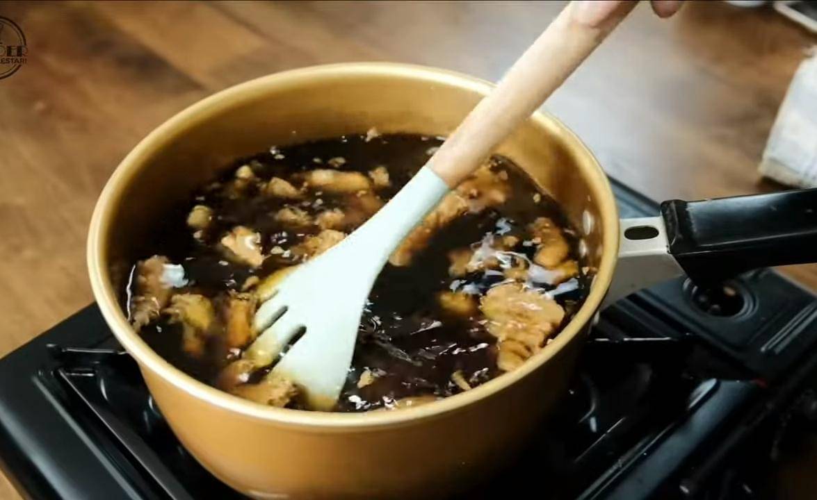 Membuat wedang ronde gula merah