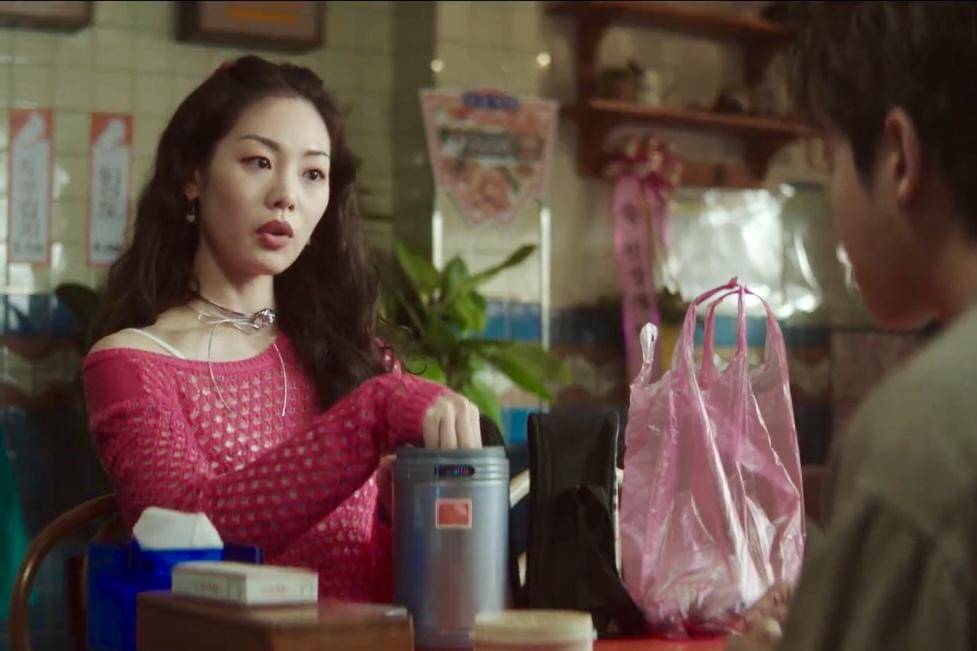 Oh Mi Ho (Kwon Han Sol) dan Wang Nam Mo (Kim Min Seok) dalam drakor Typhoon Family 