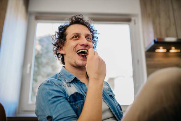 ilustrasi pria makan coklat