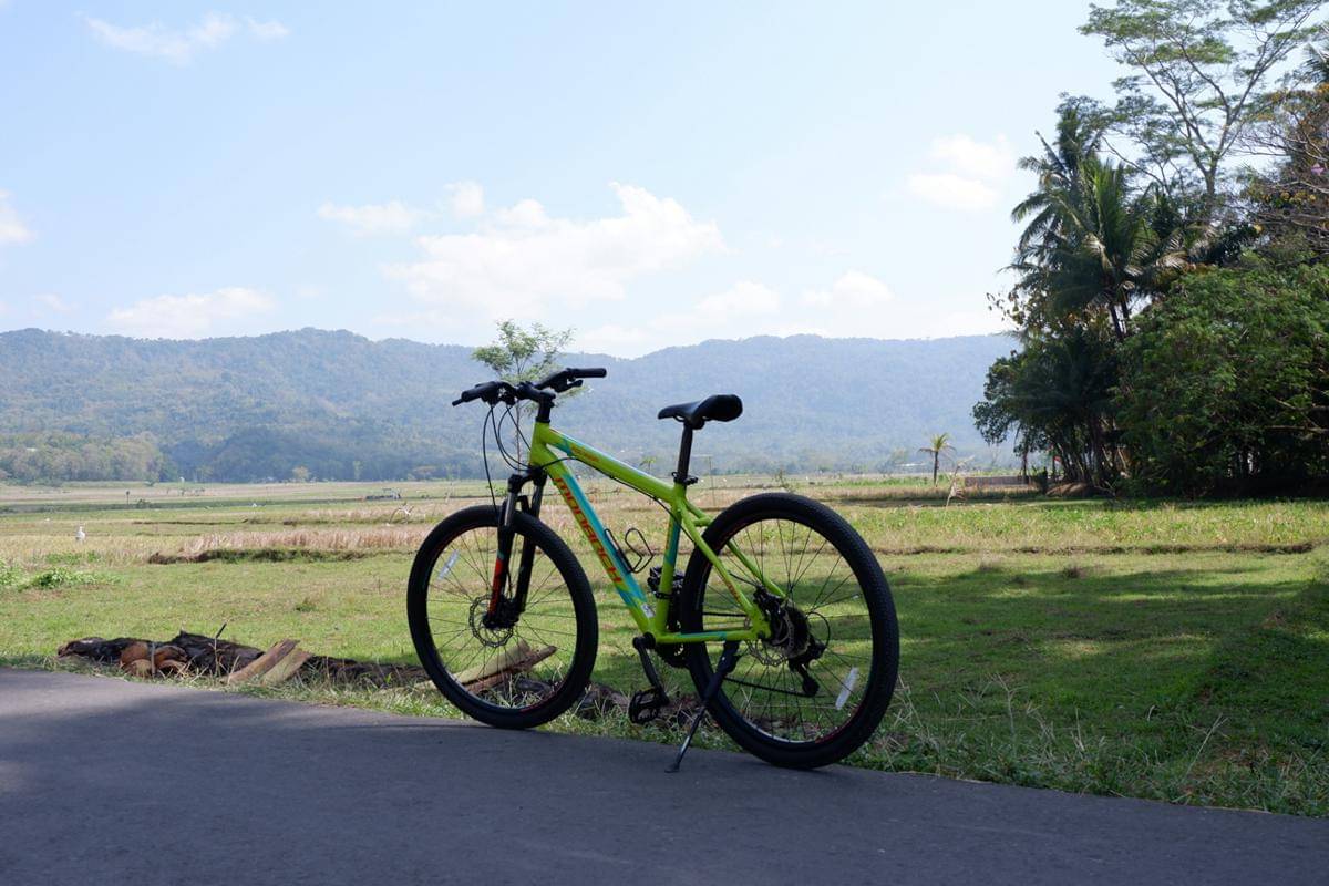ilustrasi naik sepeda keliling desa