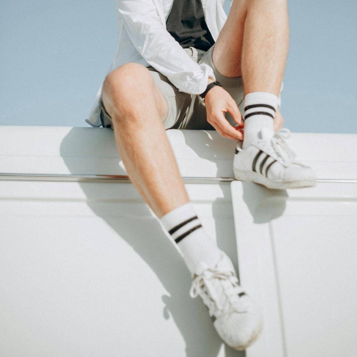 ilustrasi kaus kaki pria