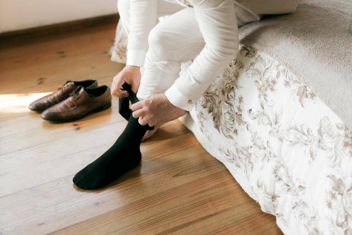 ilustrasi kaus kaki pria 