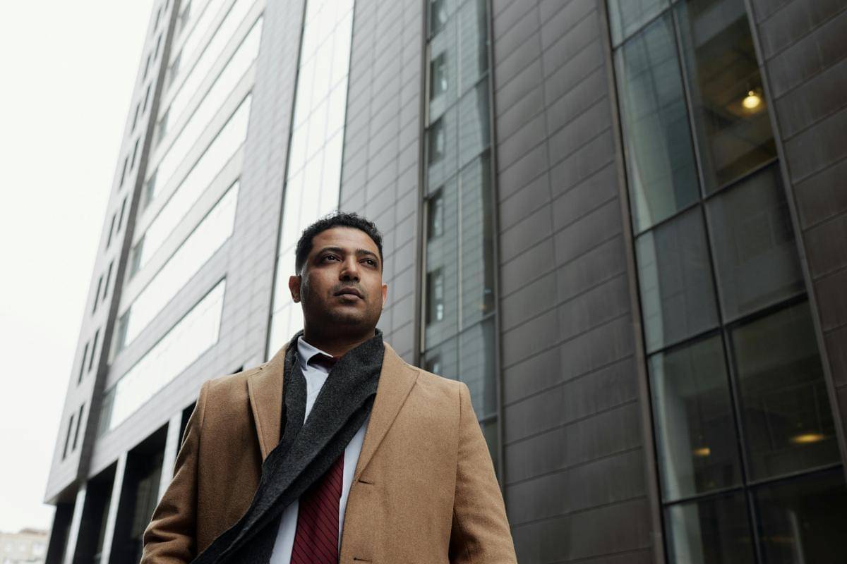 ilustrasi pria memakai cardigan