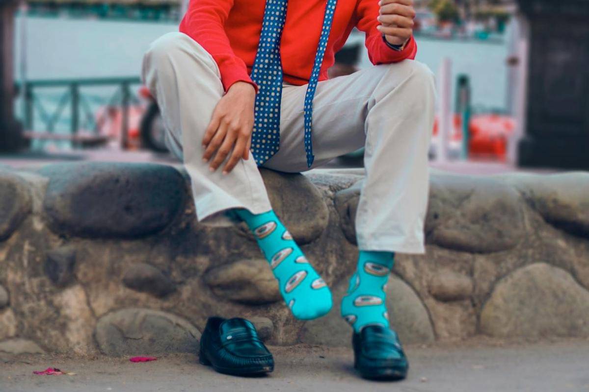 ilustrasi kaus kaki pria