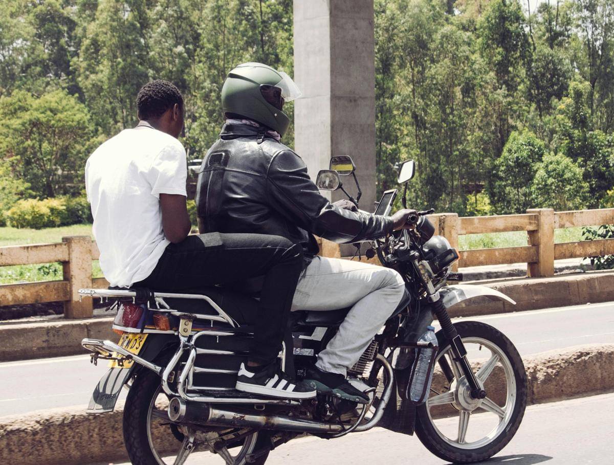 ilustrasi pria naik ojek 