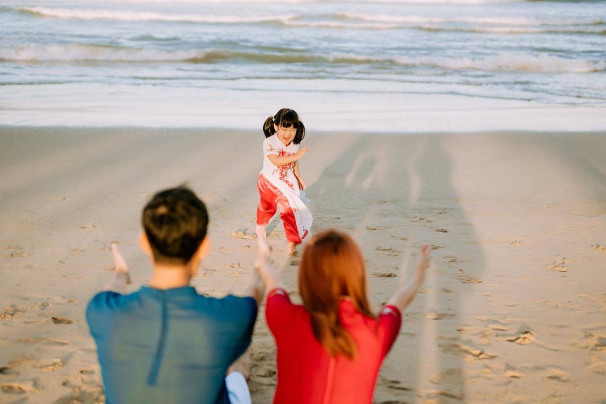 ilustrasi seorang anak berlari ke arah orang tuanya