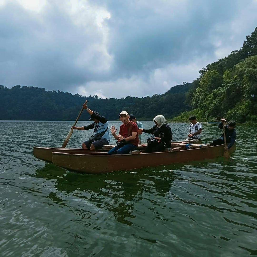 naik perahu di Danau Tamblingan