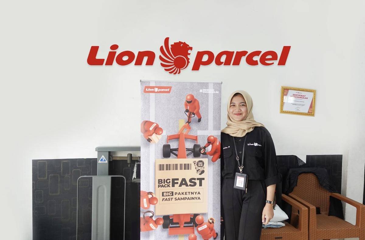 Salah satu agen Distribusi logistik Lion Parcel di Palembang bernama Khairunisa (Dok: Lion Parcel)