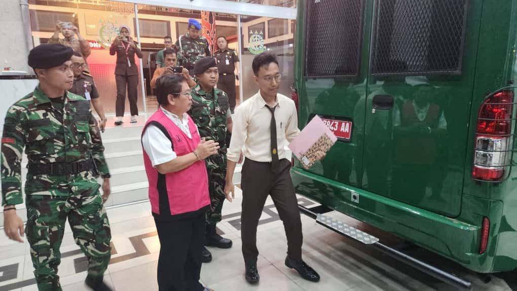 Diduga korupsi dana hibah gereja, Wakil Bupati Sintang berinisial AS diamankan.