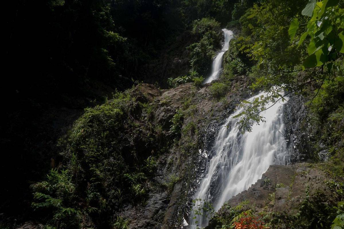 Air terjun di Taman Nasional Khao Phanom Bencha, Krabi, Thailand.