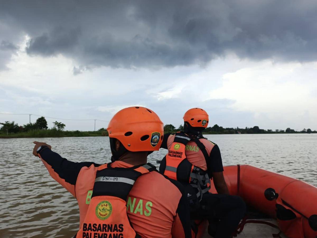 Operasi pencarian orang hilang di aliran Sungai Musi di wilayah Muara Enim (Dok: Kantor SAR Palembang)