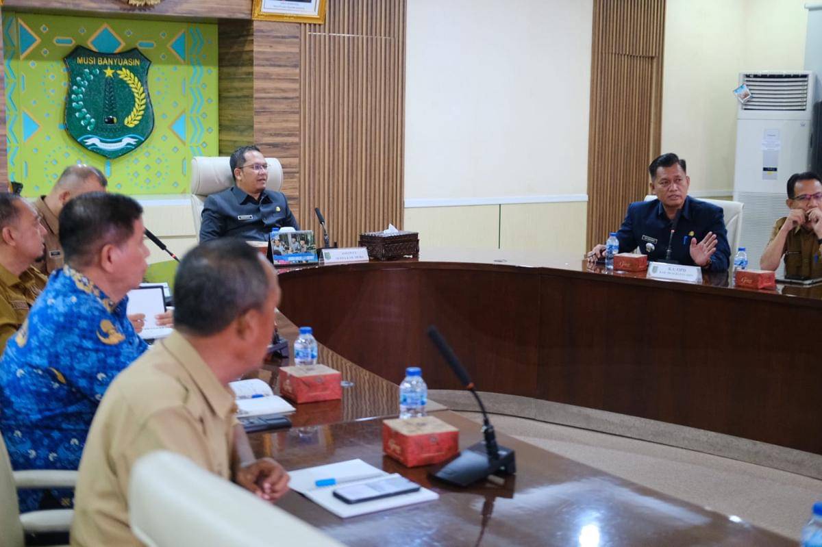 Rapat koordinasi bersama perangkat daerah terkait di Ruang Rapat Serasan Sekate, Sekretariat Daerah Kabupaten Muba, Senin (10/11/2025). (Dok. Pemkab Muba)