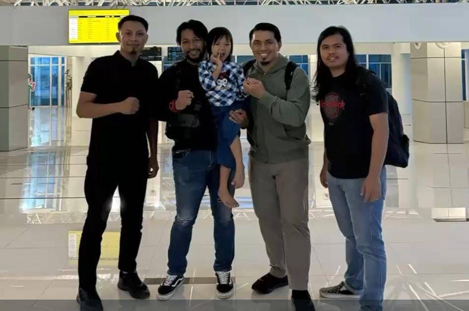 Anggota Polisi dari Polrestabes Makassar, menggendong Bilqis usai ditemukan di Jambi Sabtu (8/10/2025). Dok. Humas Polrestabes Makassar