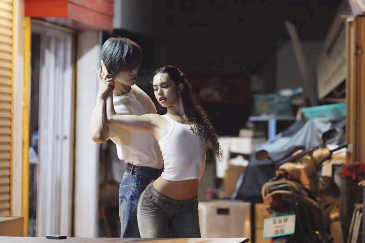 Kolaborasi Yeonjun TXT dan Daniela KATSEYE di lagu Let Me Tell You