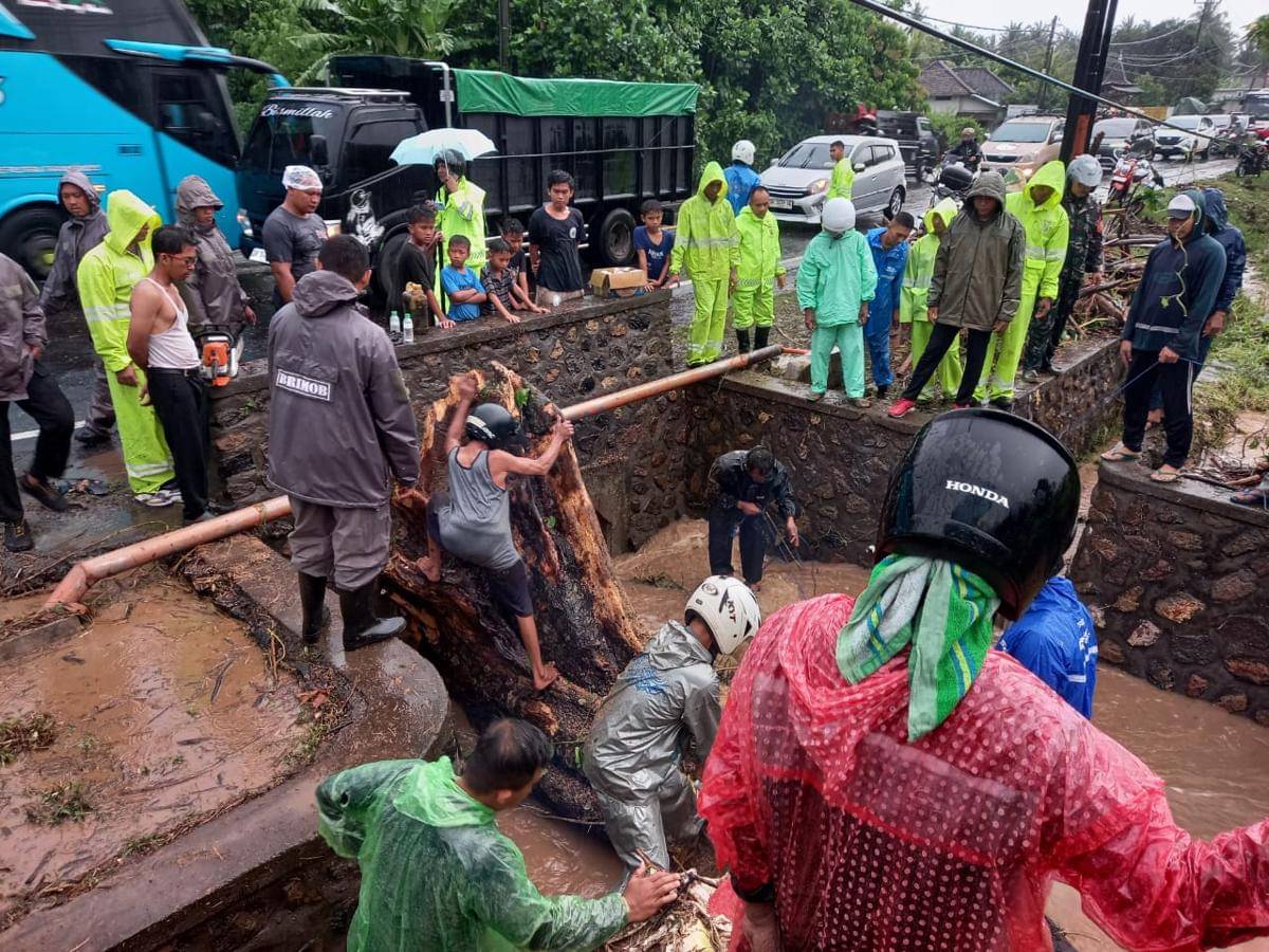 Petugas gabungan melakukan penanganan saluran air tersumbat di Kecamatan Melaya, Kabupaten Jembrana pada Selasa (11/11/2025) sore.