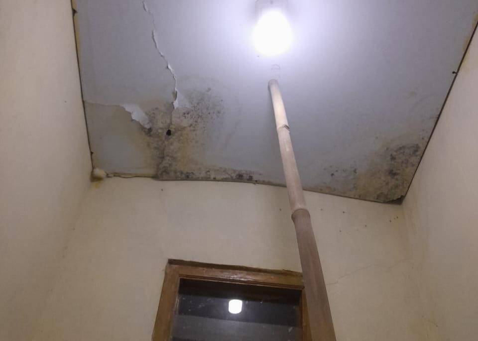 Rumah penerima manfaat program Bedah Rumah dari Pemkot Tangsel sudah rusak parah setelah setahun diresmikan (Dok. IDN Times/Juno)