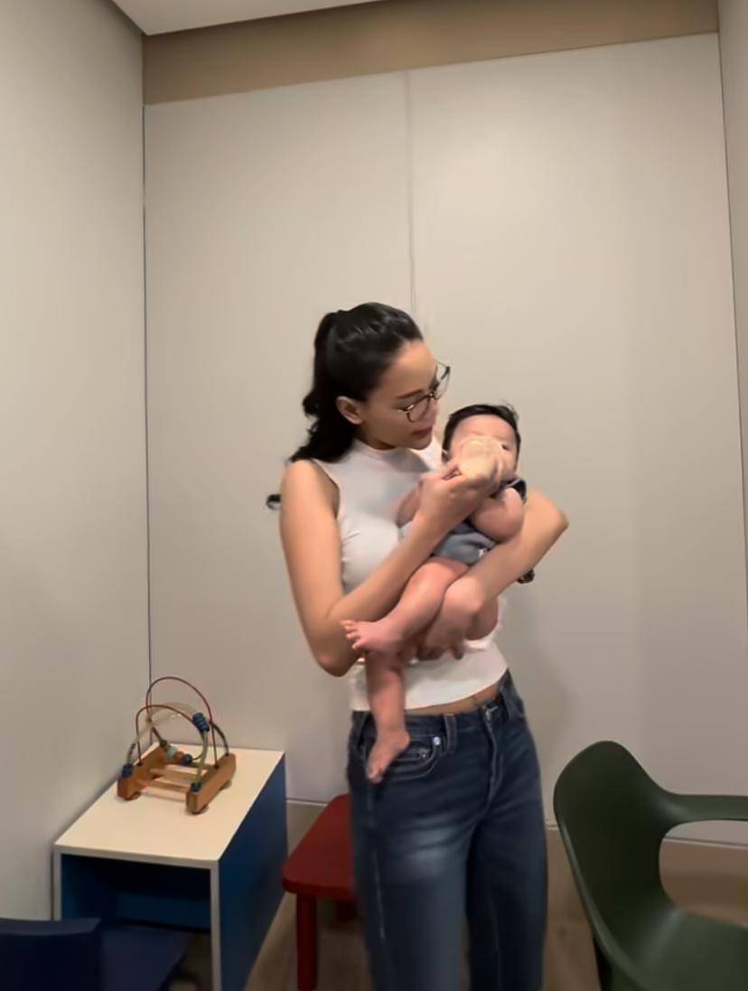 potret Erika Carlina momong baby Andrew (Instagram.com/eri.carl)