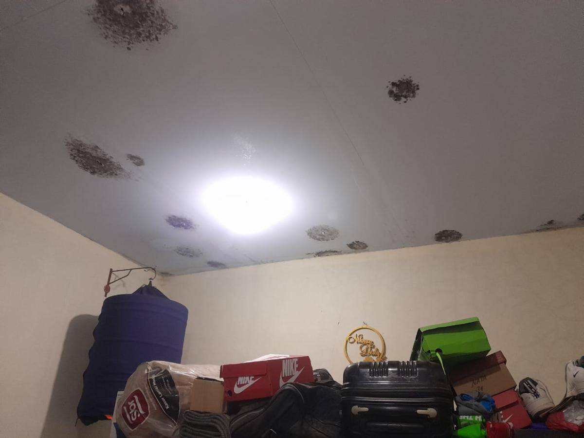 Rumah penerima manfaat program Bedah Rumah dari Pemkot Tangsel sudah rusak parah setelah setahun diresmikan (Dok. IDN Times/Juno)