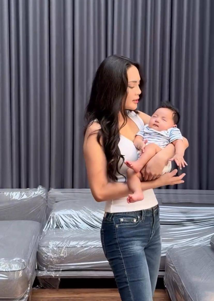 potret Erika Carlina momong baby Andrew (Instagram.com/eri.carl)